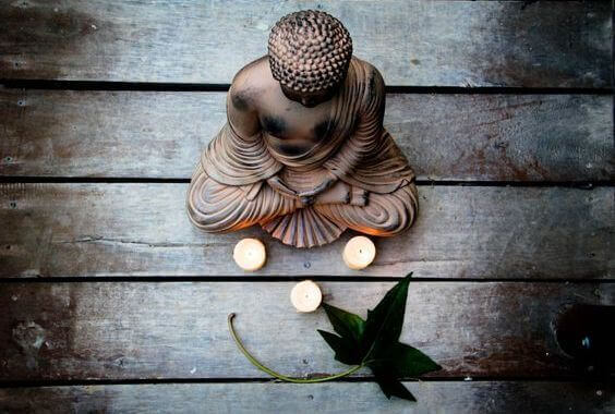 Buddha med ljus