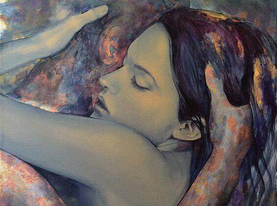 Kvinna i omfamning som tänker på reflektioner från Erich Fromm