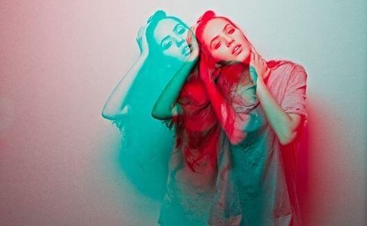 Kvinna i rött och blått