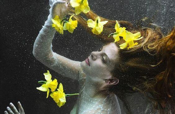 Kvinna under vatten som försöker avsluta något i sitt liv