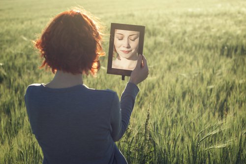 Reflektion i spegel av kvinna som försöker avsluta något