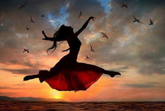 Kvinna som använder det förflutna som en trampolin