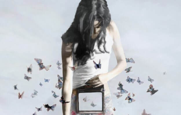 Fjärilar kring kvinna