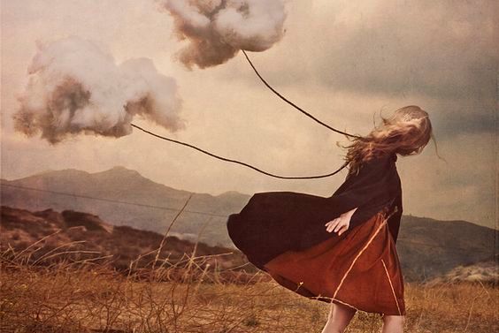Kvinna släpar moln
