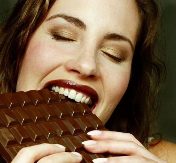 Kvinna äter choklad