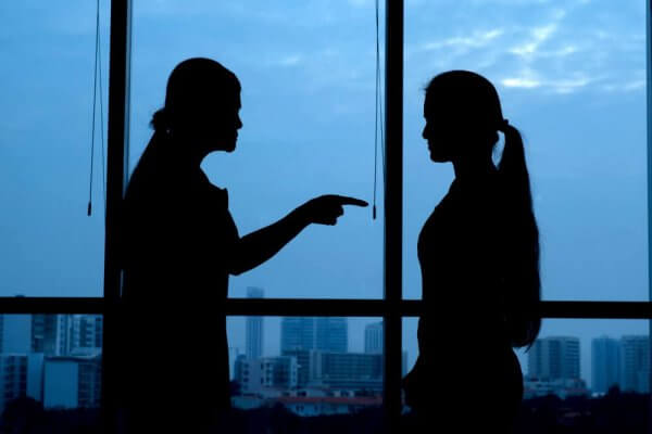 En osäker person med mindervärdeskomplex skäller