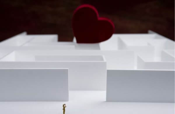 Person framför labyrint