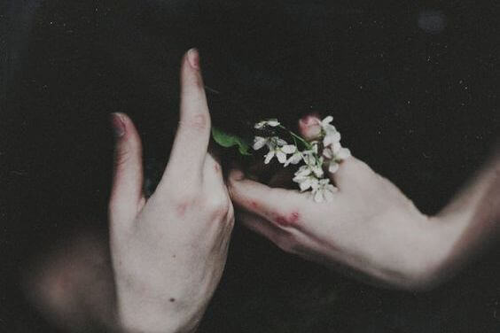 Blommor i hand