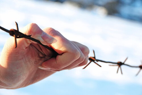 Hand runt taggtråd