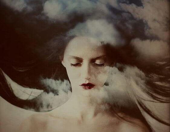 Kvinna bland moln som reflekterar över absoluta sanningar