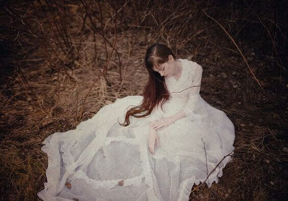 Kvinna i vit klänning som tänker på absoluta sanningar om livet