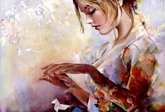 Kvinna med pappersfågel