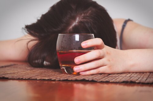 Kvinna som lider av alkoholism