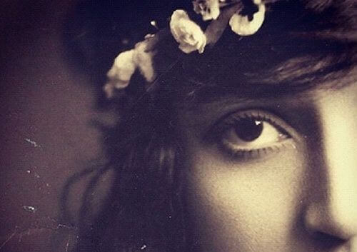 Ledsen flicka som tänker på sitt känslomässiga arv