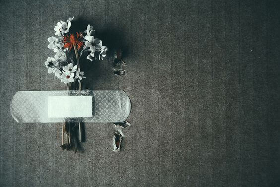 Plåstrade blommor som symboliserar lidande