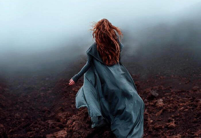 Kvinna i dimma som visar att den svåraste motståndaren är du själv