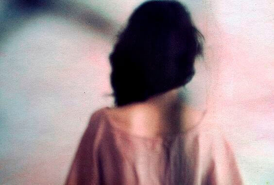 Kvinna som vänder oss ryggen