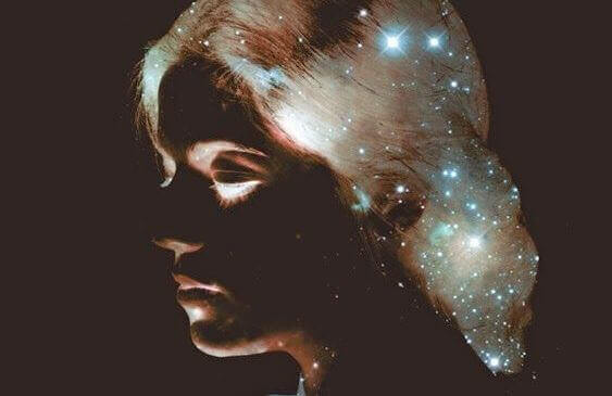 Kvinna med stjärnor i håret som tänker på intuitionen
