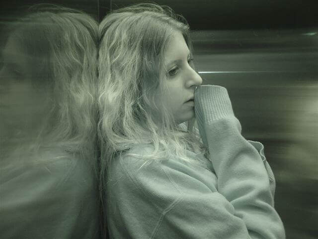 Oroad kvinna i offerrollen