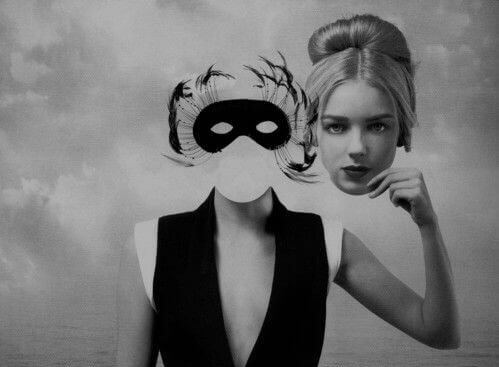 Kvinna med mask som visar överlägsenhet