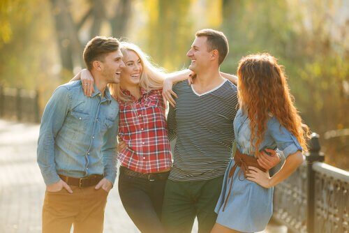 Vänner i park som vet värdet av att vara snällare