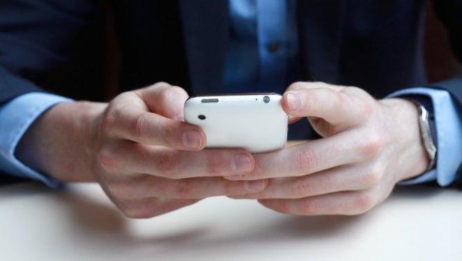 Man som kommunicerar via WhatsApp