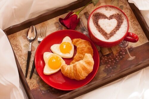 Frukost på sängen för att säga "jag älskar dig"
