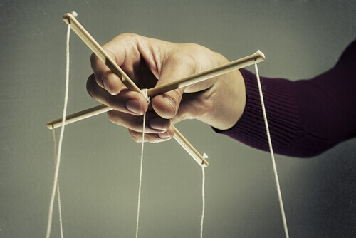 En giftig chef som drar i trådarna