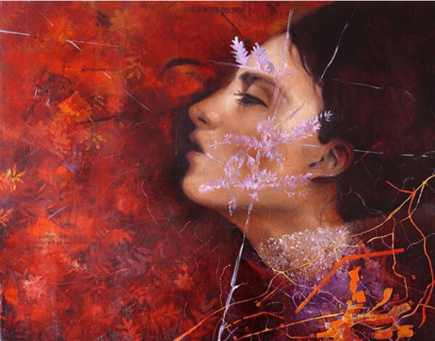 Kvinna mot röd bakgrund