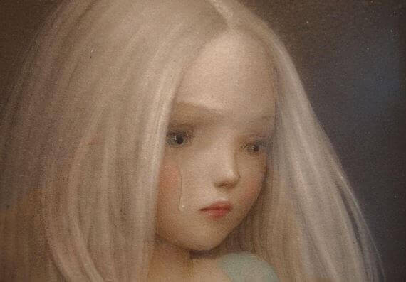 Gråtande flicka som lider av lögner och svek