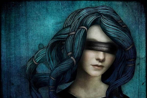 Kvinna med ögonbindel