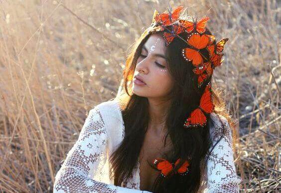 Kvinna med fjärilskrans som bär bördan av att vara bäst