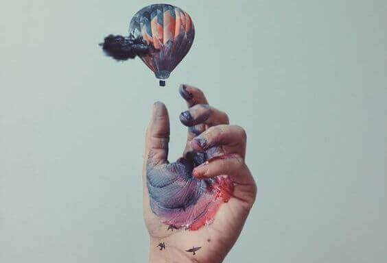 Luftballong och hand