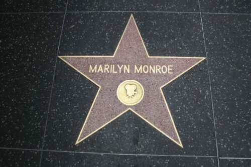 Marilyn Monroe: psykologiskt porträtt av en trasig docka