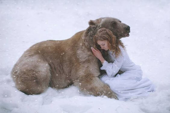 Björn kramar kvinna