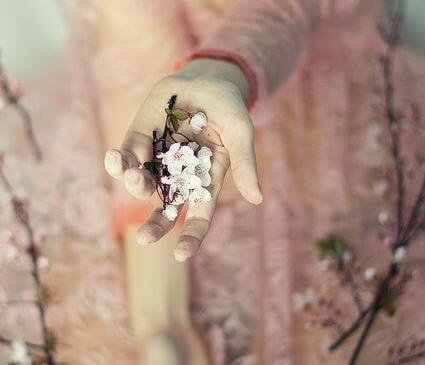Hand med blommor