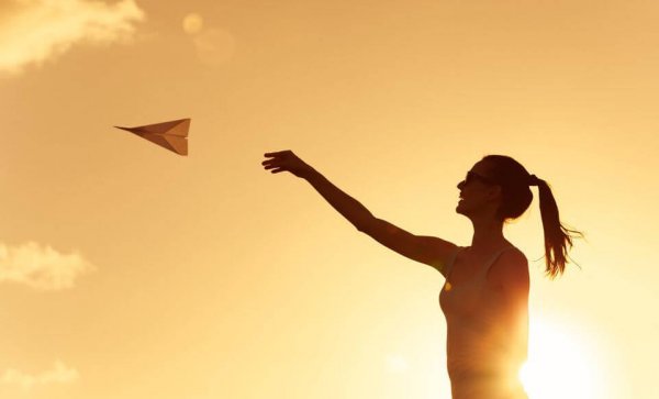 Kasta pappersflygplan