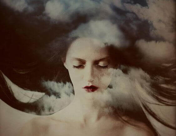 Kvinna bland molnen som reflekterar över vad du lär dig om livet