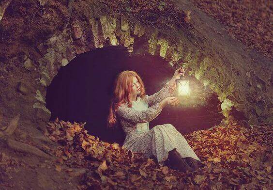 Kvinna med lykta som hanterar sin brist på självkärlek