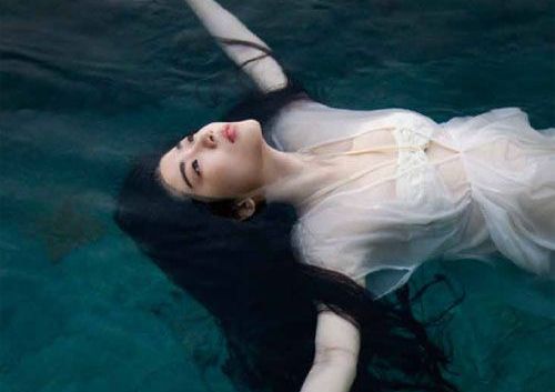 Kvinna på rygg i vatten