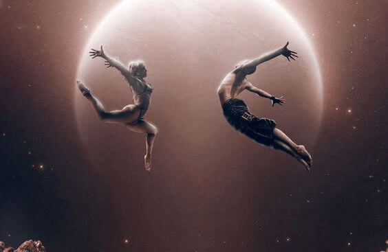 Par som hoppar i månens sken