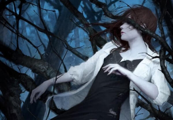 Kvinna i skogen som är i ett förhållande med övergrepp