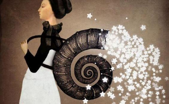 Kvinna med spiralformad ryggsäck