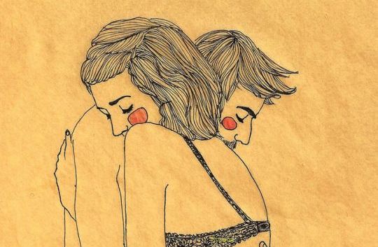 Man och kvinna kramas