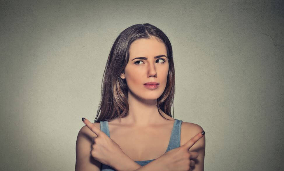 Kvinna som pekar åt två håll