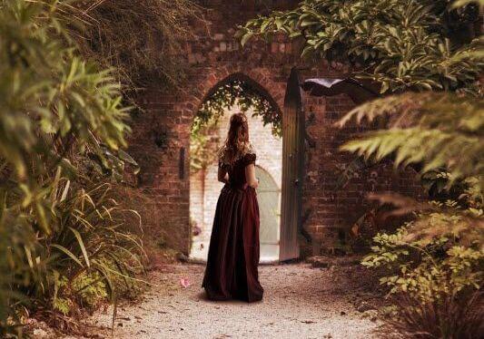 Kvinna vid port som tänker på sina misslyckanden