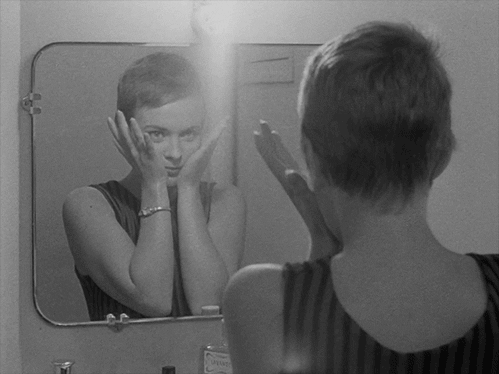 Kvinna framför spegel