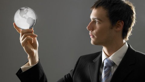 Man med liten jordglob