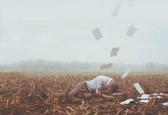 Man på åker som måste komma över sitt ex