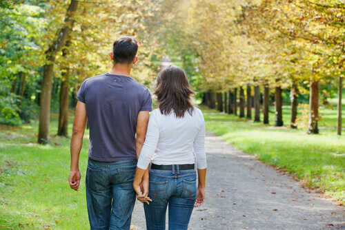 Par visar fördelar med att ta promenader
